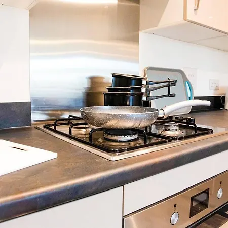 A Luxury 2 Bedroom Apartment With 2 Free Parking Chatham  Exterior photo